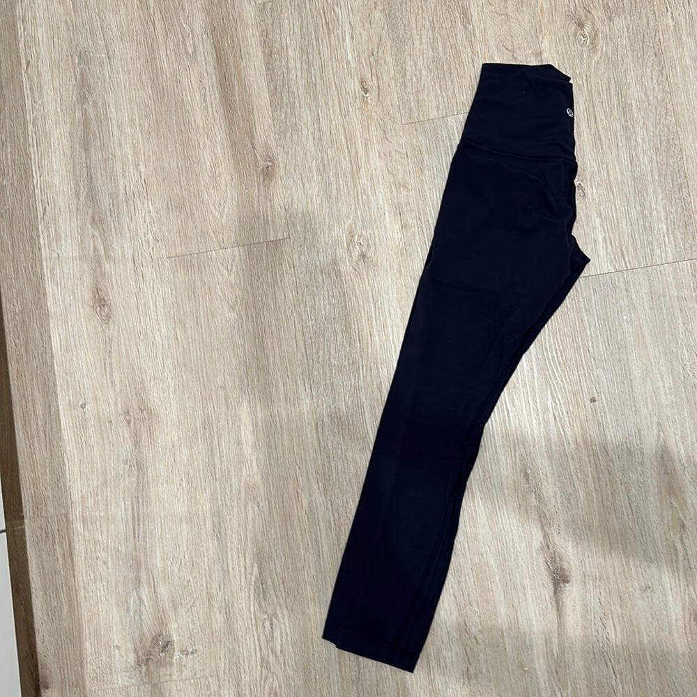 WOMENS LULULEMON CAPRI ALIGN PANT IN NAVY SIZE 4- worn a few times